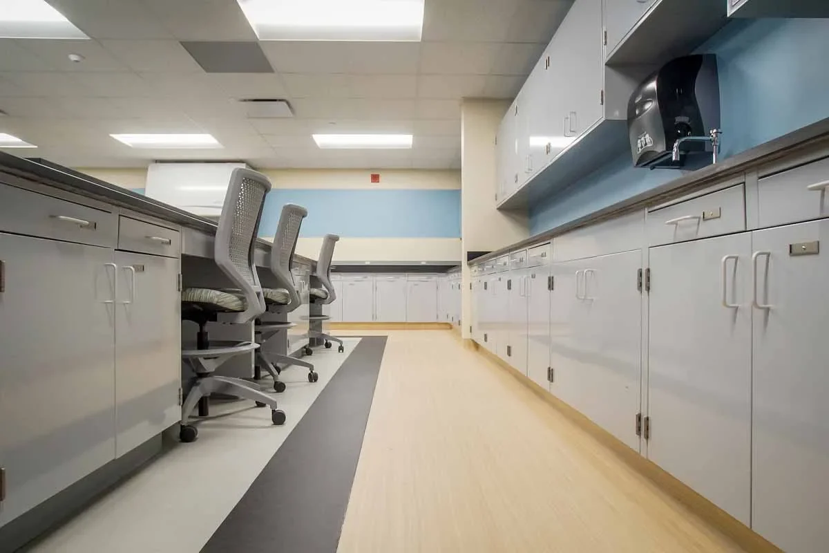 Poliuretan sau PVC: Care Este Cea Mai Sigură Pardoseală pentru Școli și Grădinițe în 2025?