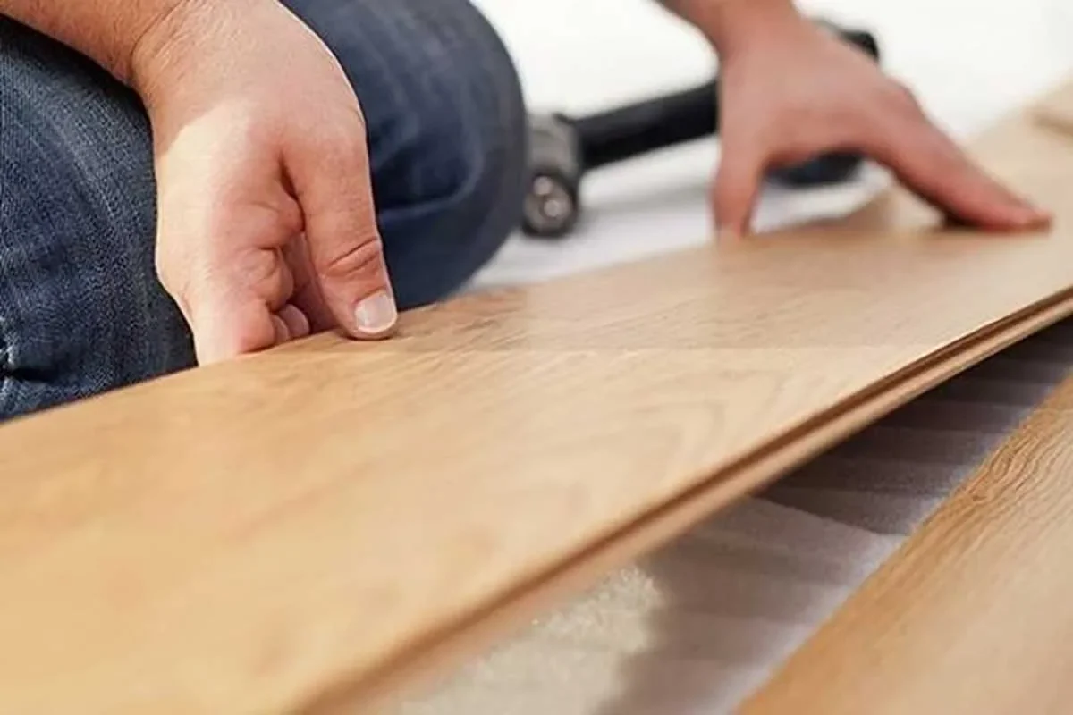 Cum Să Montezi Singur Parchetul Flotant (Pas cu Pas 2025)