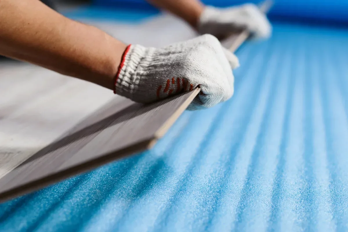 Cum Reduc Zgomotul de Pași între Etaje: 7 Soluții Eficiente pentru o Locuință Liniștită