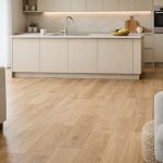 Parchet în Bucătărie: Se Poate? Ghid Complet Pro & Contra + Cele Mai Bune Opțiuni