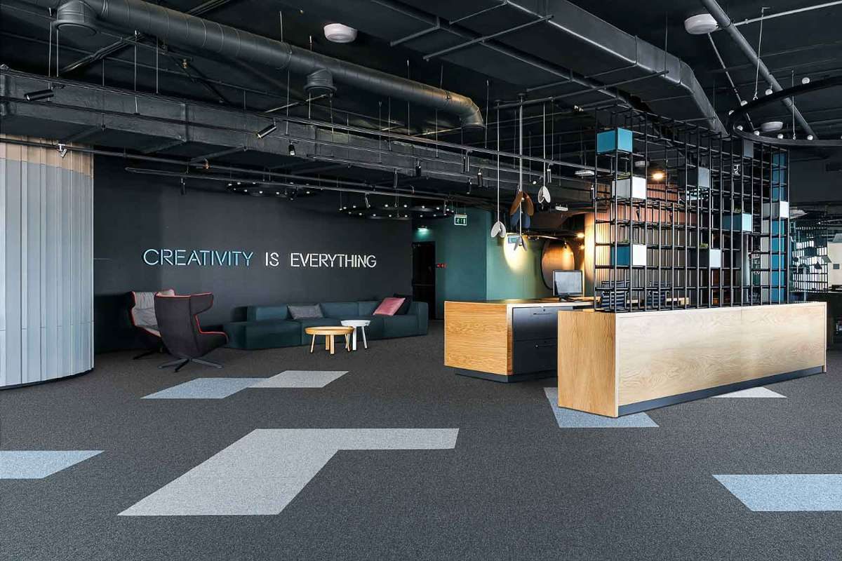 Cum Să Creezi Pardoseli Spectaculoase cu Mocheta Dale: Arta Combinațiilor de Culori în Spațiile Moderne