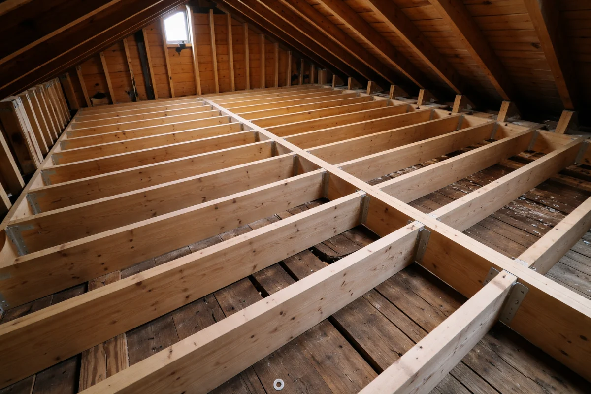 Pardoseli pentru Mansarde: Tot Ce Trebuie Să Știi Despre Izolație, Greutate și Detalii Tehnice Esențiale