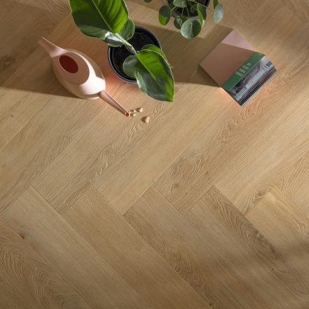 Parchet SPC herringbone Floorify Anago F319 în decor stejar auriu-miere, lamele 750x125 mm montate în spic